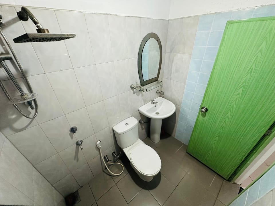 Shower, Toilet, Bathroom, bidet, towels