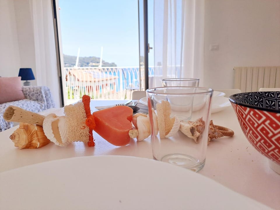 View (from property/room), Balcony/Terrace, Living room, Food and drinks, Seating area, Dining area, Food, Sea view