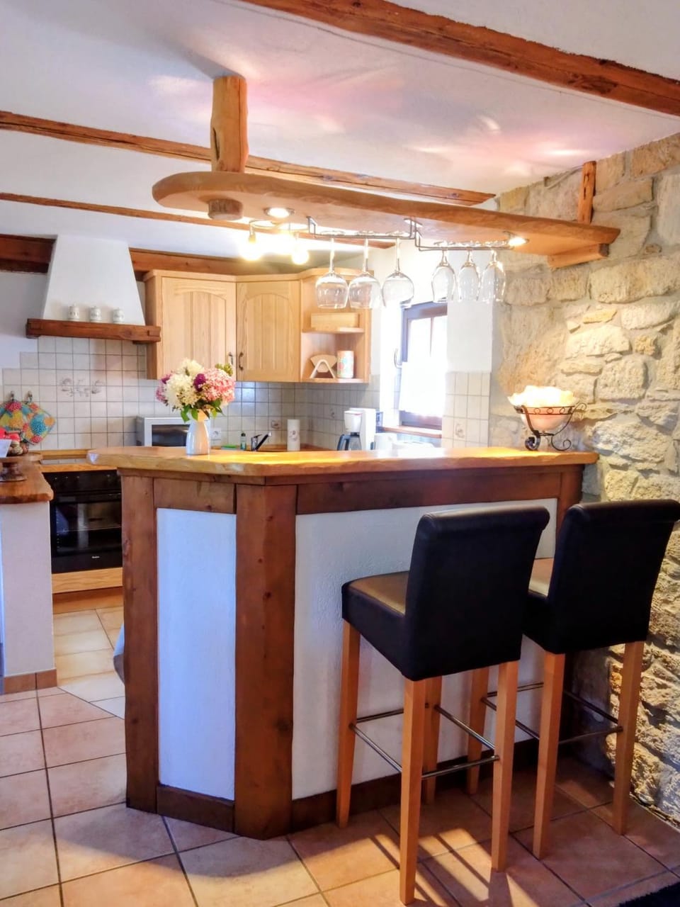 Kitchen or kitchenette, Dining area, minibar, stove