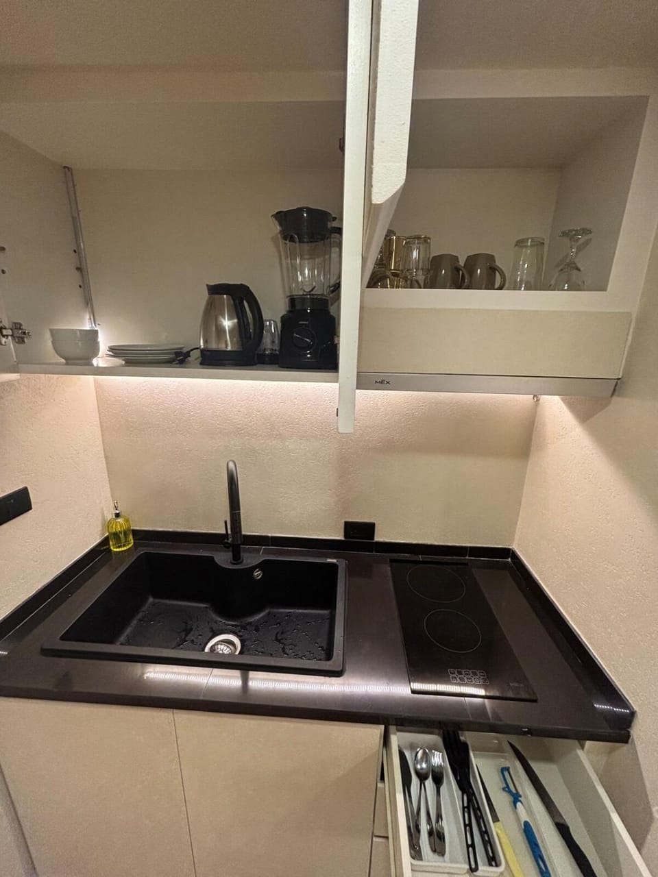 E303 King Bed Studio with Sea View & 75 Smart TV Apartment in Ko Samui