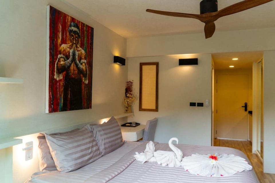 E303 King Bed Studio with Sea View & 75 Smart TV Apartment in Ko Samui