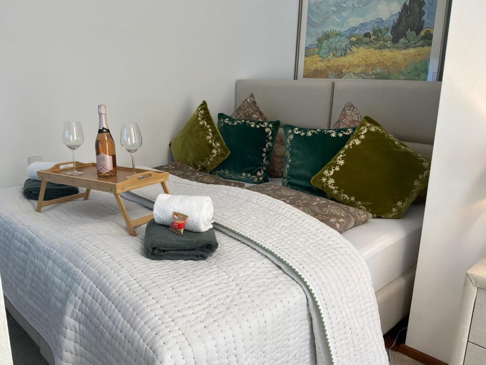 NEUE stilvolle Villa Ferienwohnung Nr 3 NUR 10 min ZU FUSS VON LEGOLAND entfernt 75m2 EG, Terrasse mit Waldblick, wunderschöner Garten, WHIRLPOOL auf der Terrasse, großes Bad, ruhige Lage, Erholung, WALDWEG15 My Luxury Apartments Apartment in Bavaria