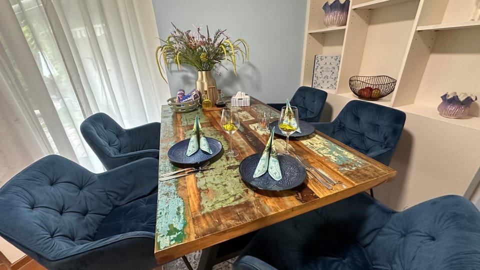 NEUE stilvolle Villa Ferienwohnung Nr 3 NUR 10 min ZU FUSS VON LEGOLAND entfernt 75m2 EG, Terrasse mit Waldblick, wunderschöner Garten, WHIRLPOOL auf der Terrasse, großes Bad, ruhige Lage, Erholung, WALDWEG15 My Luxury Apartments Apartment in Bavaria