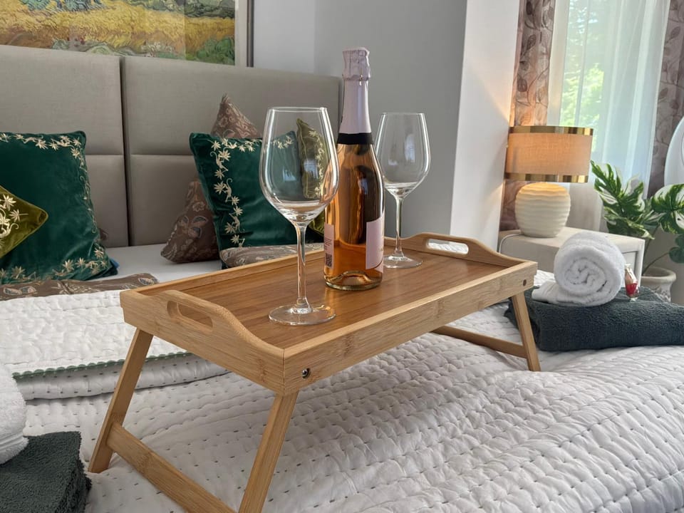 NEUE stilvolle Villa Ferienwohnung Nr 3 NUR 10 min ZU FUSS VON LEGOLAND entfernt 75m2 EG, Terrasse mit Waldblick, wunderschöner Garten, WHIRLPOOL auf der Terrasse, großes Bad, ruhige Lage, Erholung, WALDWEG15 My Luxury Apartments Apartment in Bavaria