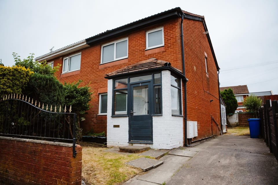 2 Bed House Sleeps 4 -Private Garden -Free Parking House in Bury