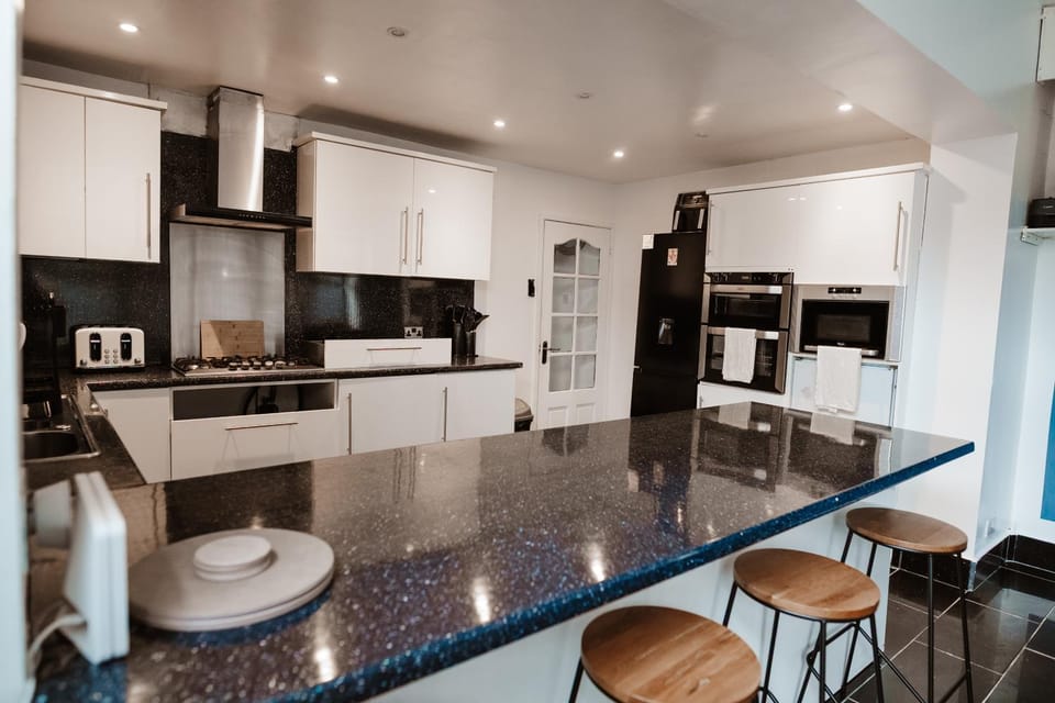 Kitchen or kitchenette, Seating area, Dining area, oven, toaster
