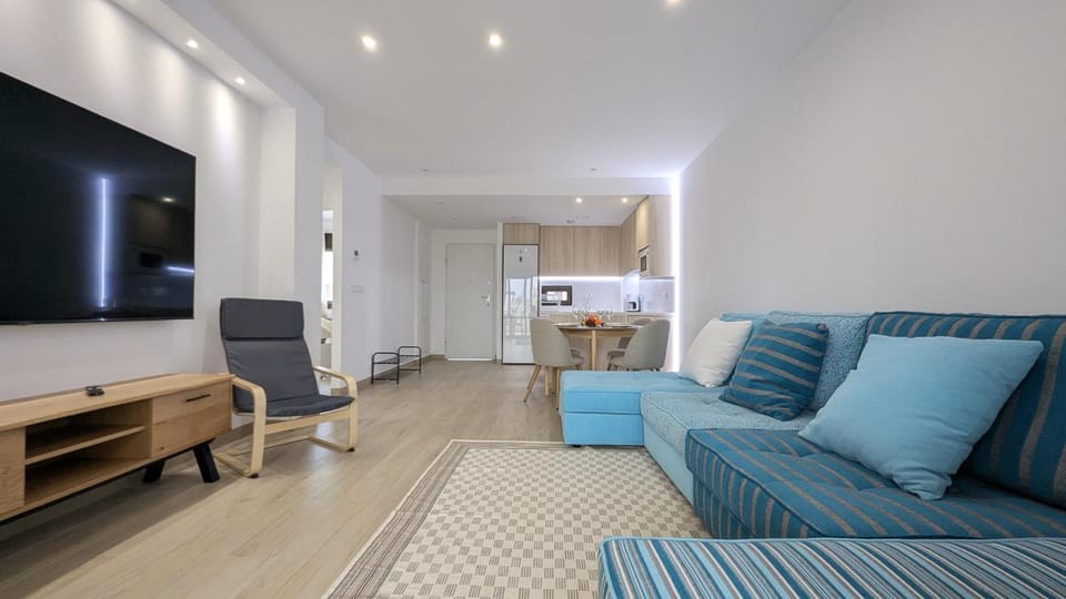 Communal lounge/ TV room, TV and multimedia, Kitchen or kitchenette, Living room, Dining area, Evening entertainment