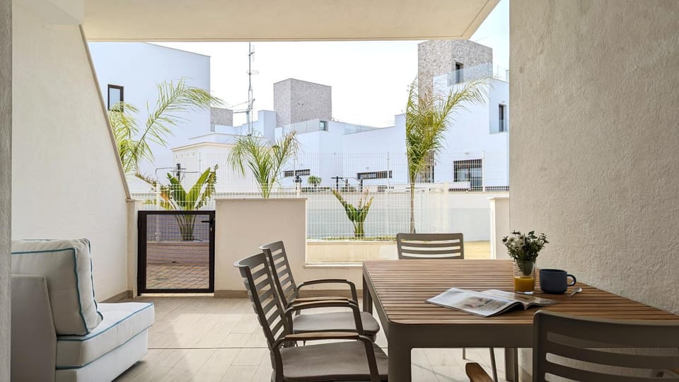 View (from property/room), Balcony/Terrace, Dining area