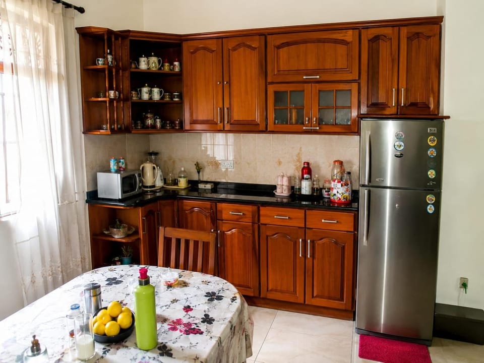 Coffee/tea facilities, Kitchen or kitchenette, Dining area, oven