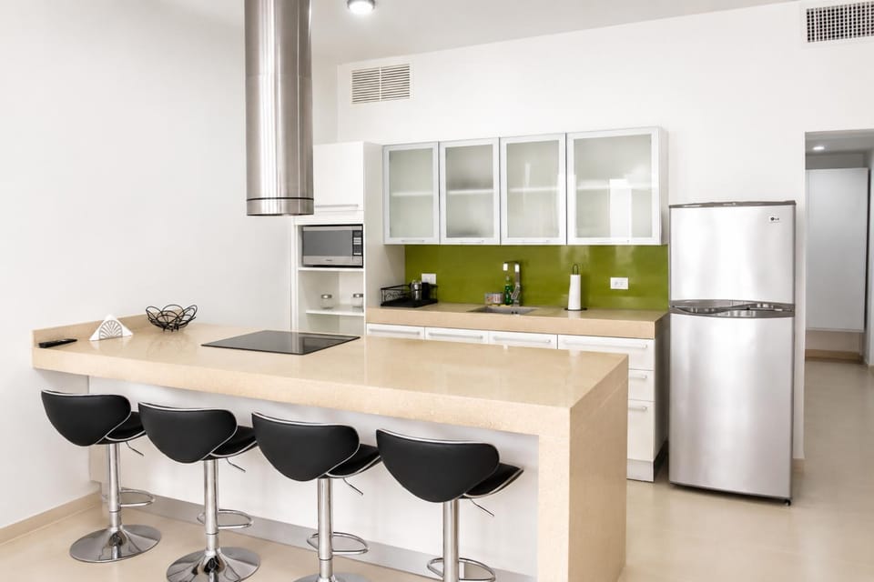 Kitchen or kitchenette, dishwasher, minibar, oven, stove