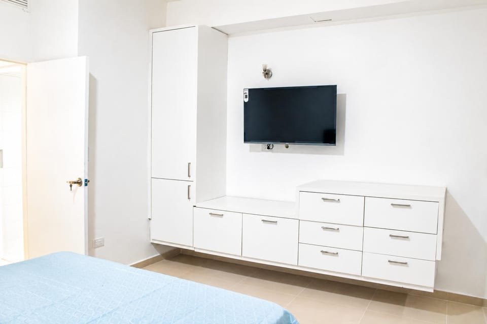 Communal lounge/ TV room, Bed, TV and multimedia, Photo of the whole room, Evening entertainment, Bedroom, wardrobe