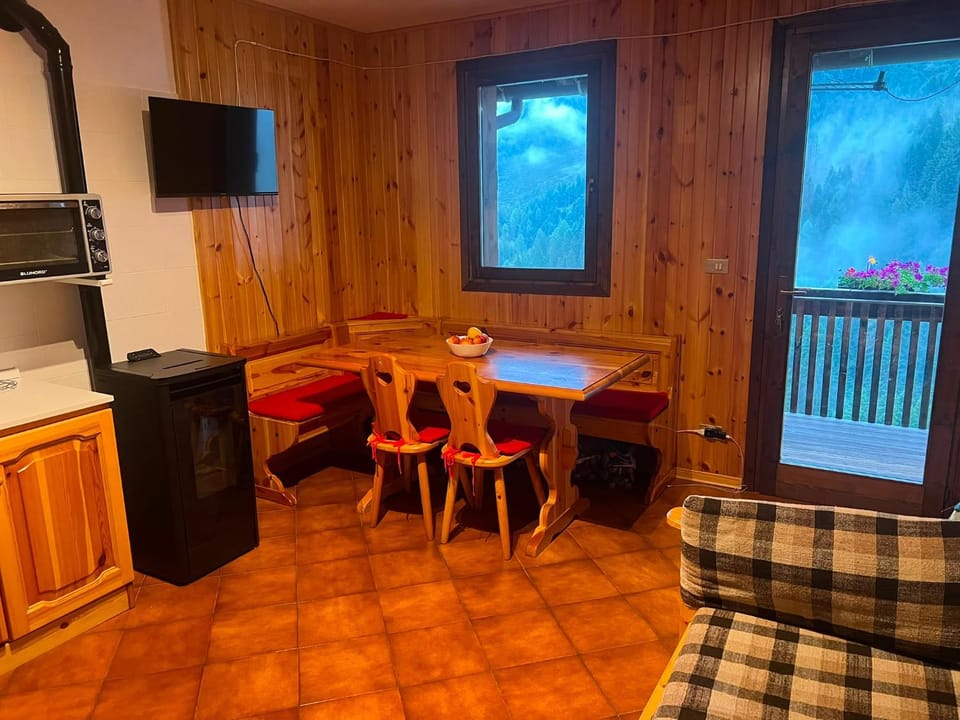 Kitchen or kitchenette, Living room, Dining area, oven
