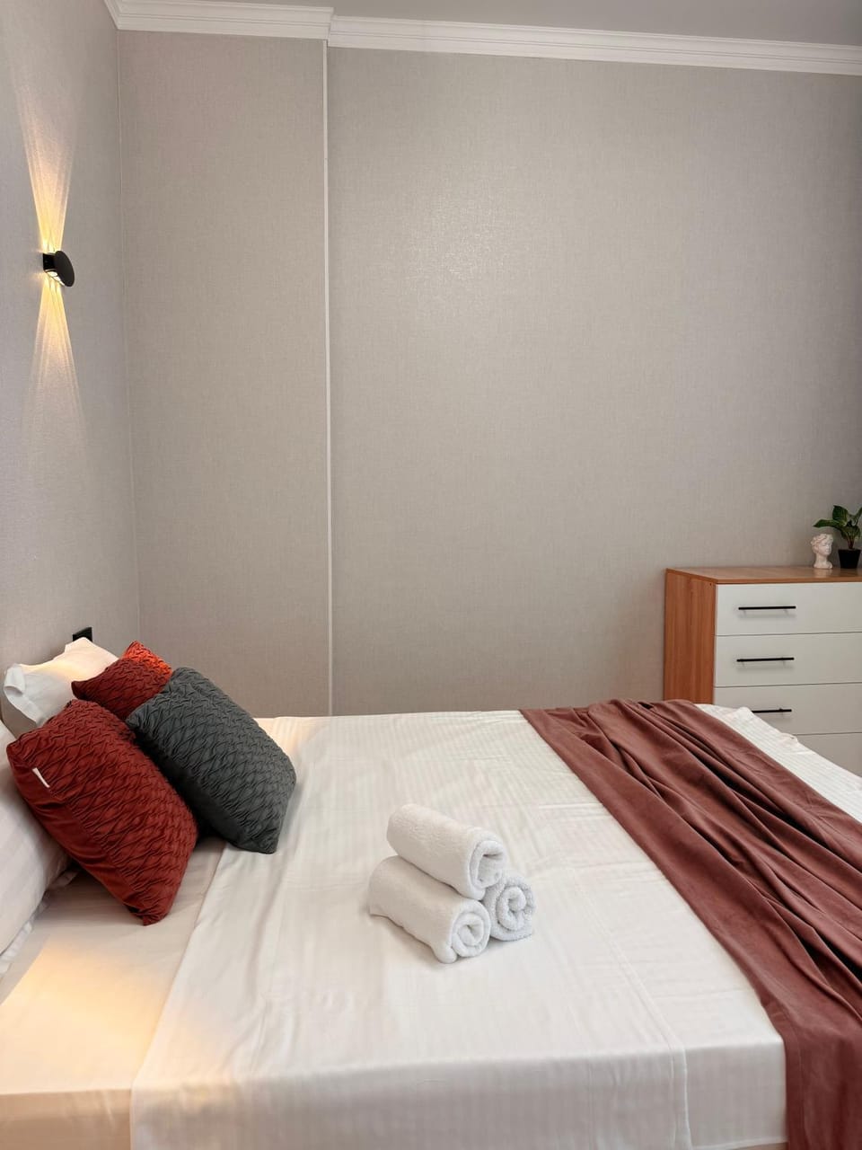 Bed, Photo of the whole room, Bedroom, towels