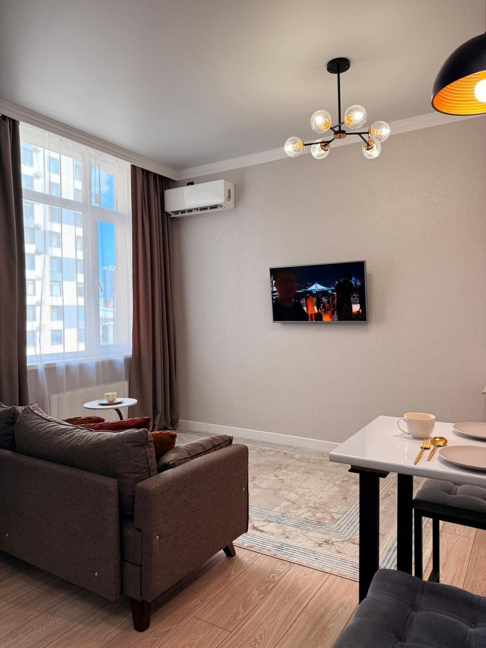 Communal lounge/ TV room, TV and multimedia, Living room, Seating area, air conditioner