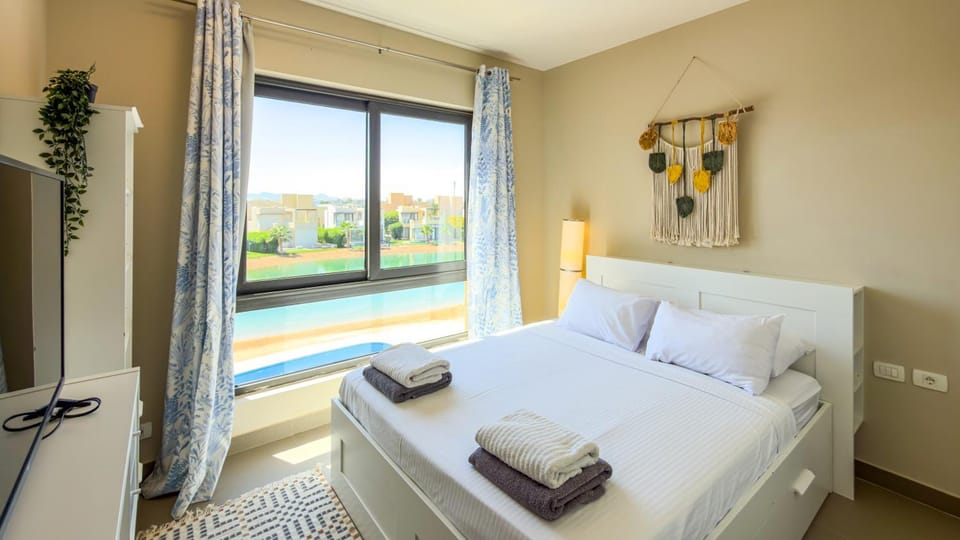 Bed, Pool view, Swimming pool, sunbed