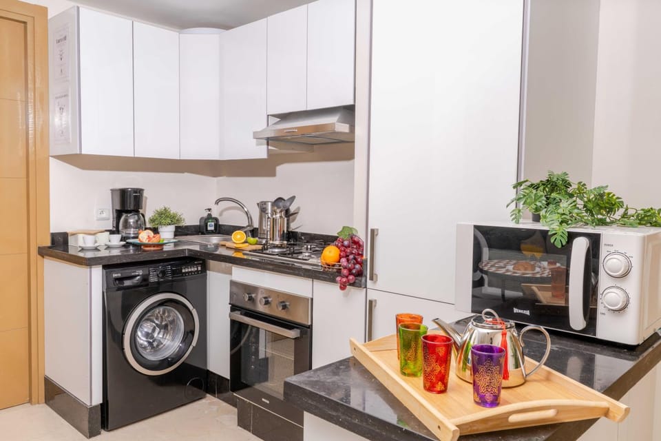 Coffee/tea facilities, Kitchen or kitchenette, Dining area, oven, stove