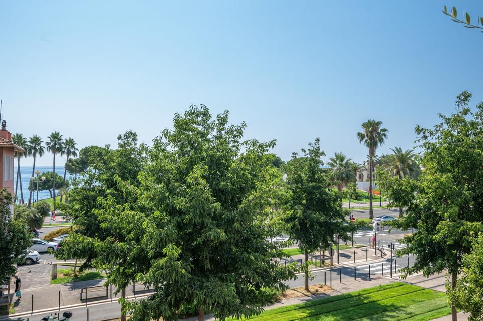 Neighbourhood, Natural landscape, Street view