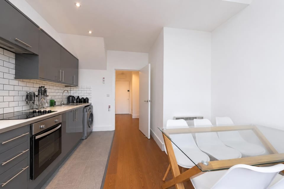 Spacious 3BR Apartment with Free Parking, 1Min to Clapham Junction St, Battersea Apartment in London