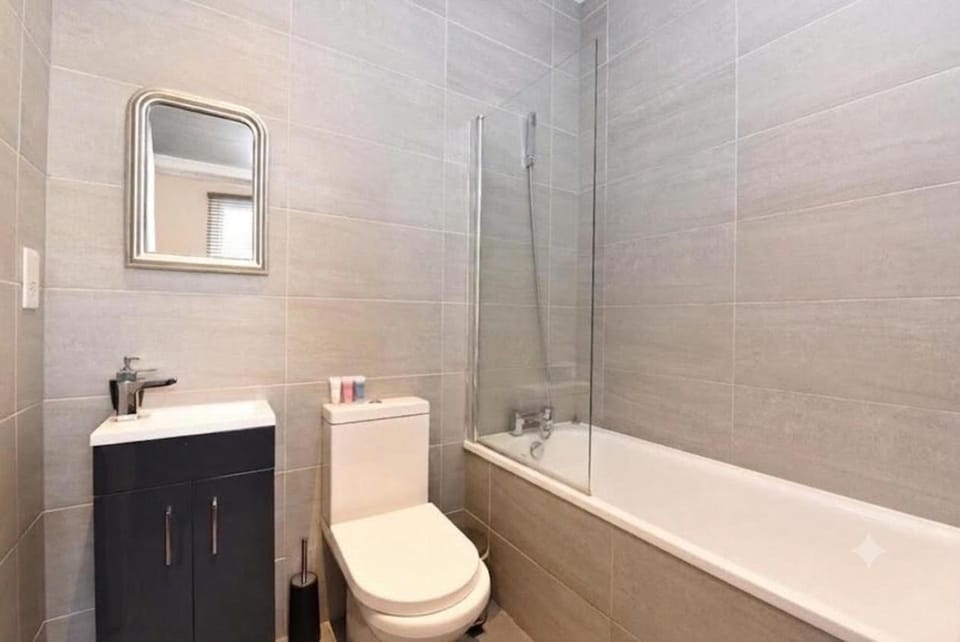 Spacious 3BR Apartment with Free Parking, 1Min to Clapham Junction St, Battersea Apartment in London