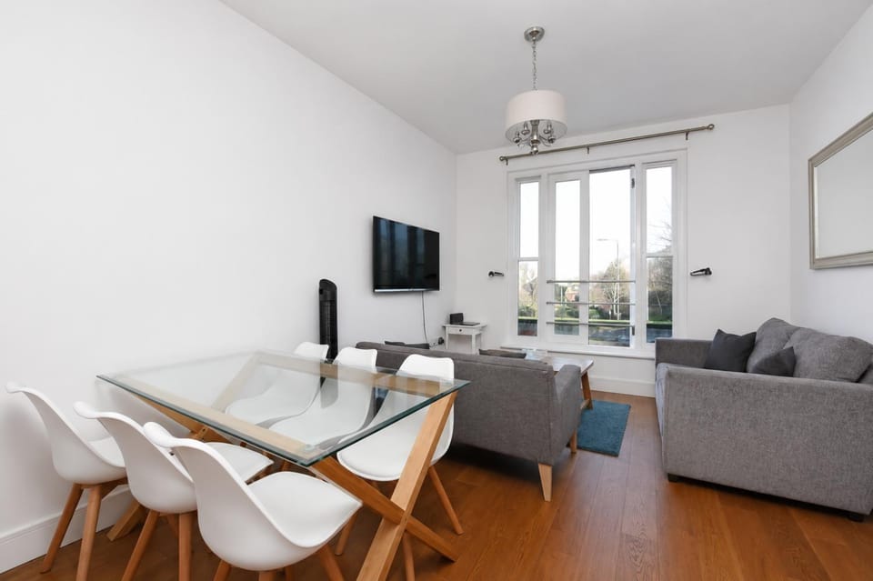 Spacious 3BR Apartment with Free Parking, 1Min to Clapham Junction St, Battersea Apartment in London