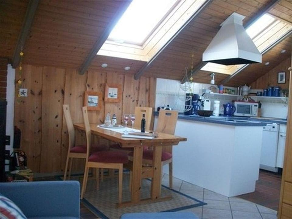 Coffee/tea facilities, Kitchen or kitchenette, Dining area, dishwasher, stove, toaster