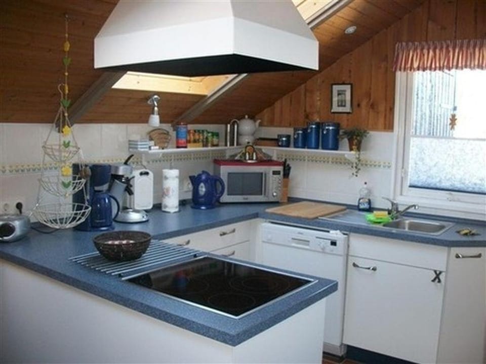 Coffee/tea facilities, Kitchen or kitchenette, dishwasher, stove, toaster