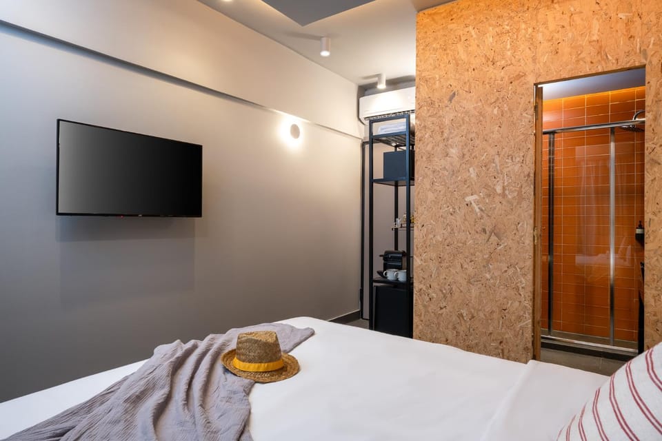 Bed, TV and multimedia, Bedroom