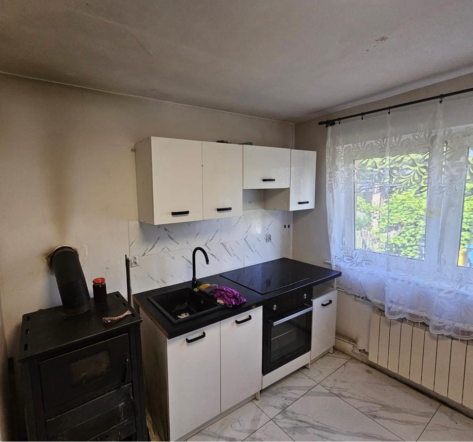 Kitchen or kitchenette, oven, pet friendly, stove
