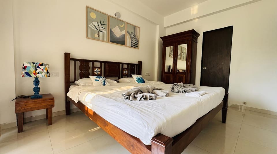 Bed, Bedroom, towels
