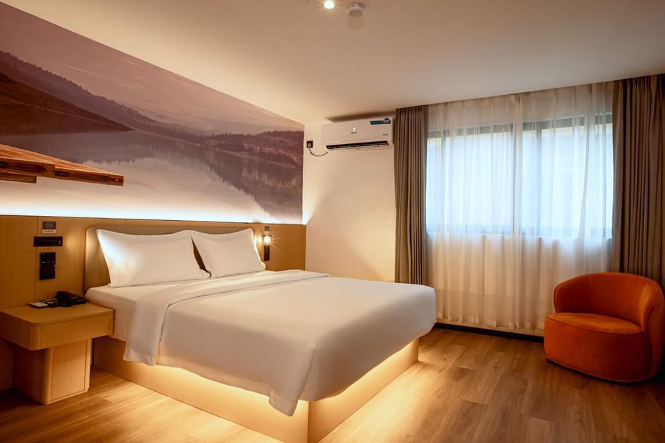 Bed, Seating area, Bedroom, air conditioner
