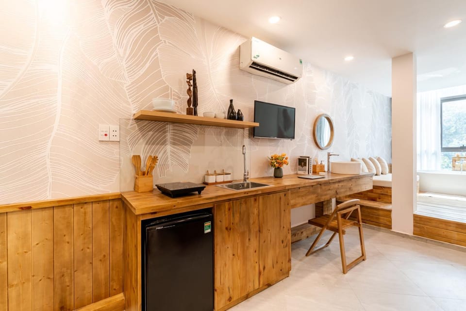 TV and multimedia, Kitchen or kitchenette, Living room, Dining area, air conditioner