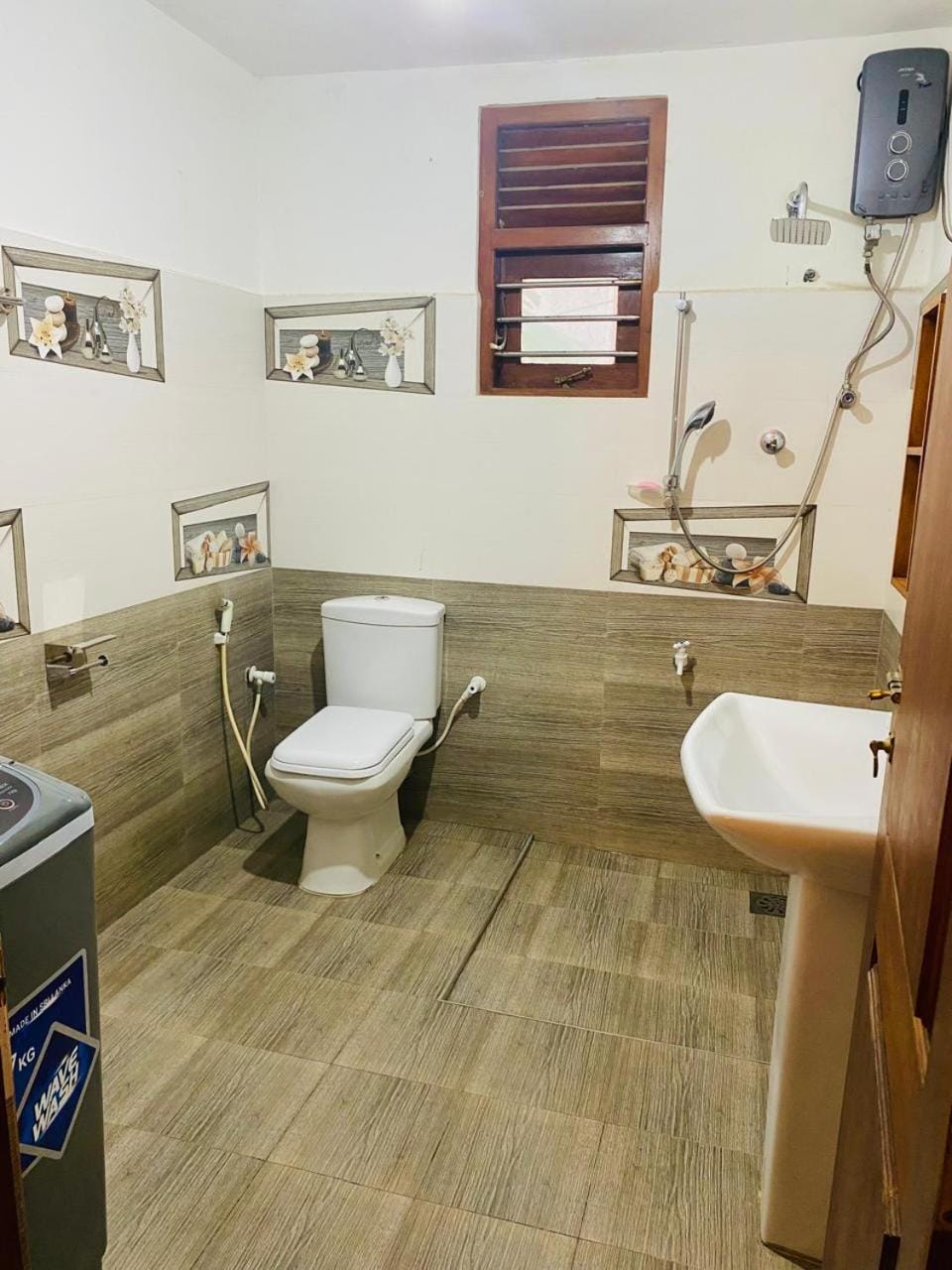 Fully furnished villa with AC & Non-AC rooms House in Wadduwa