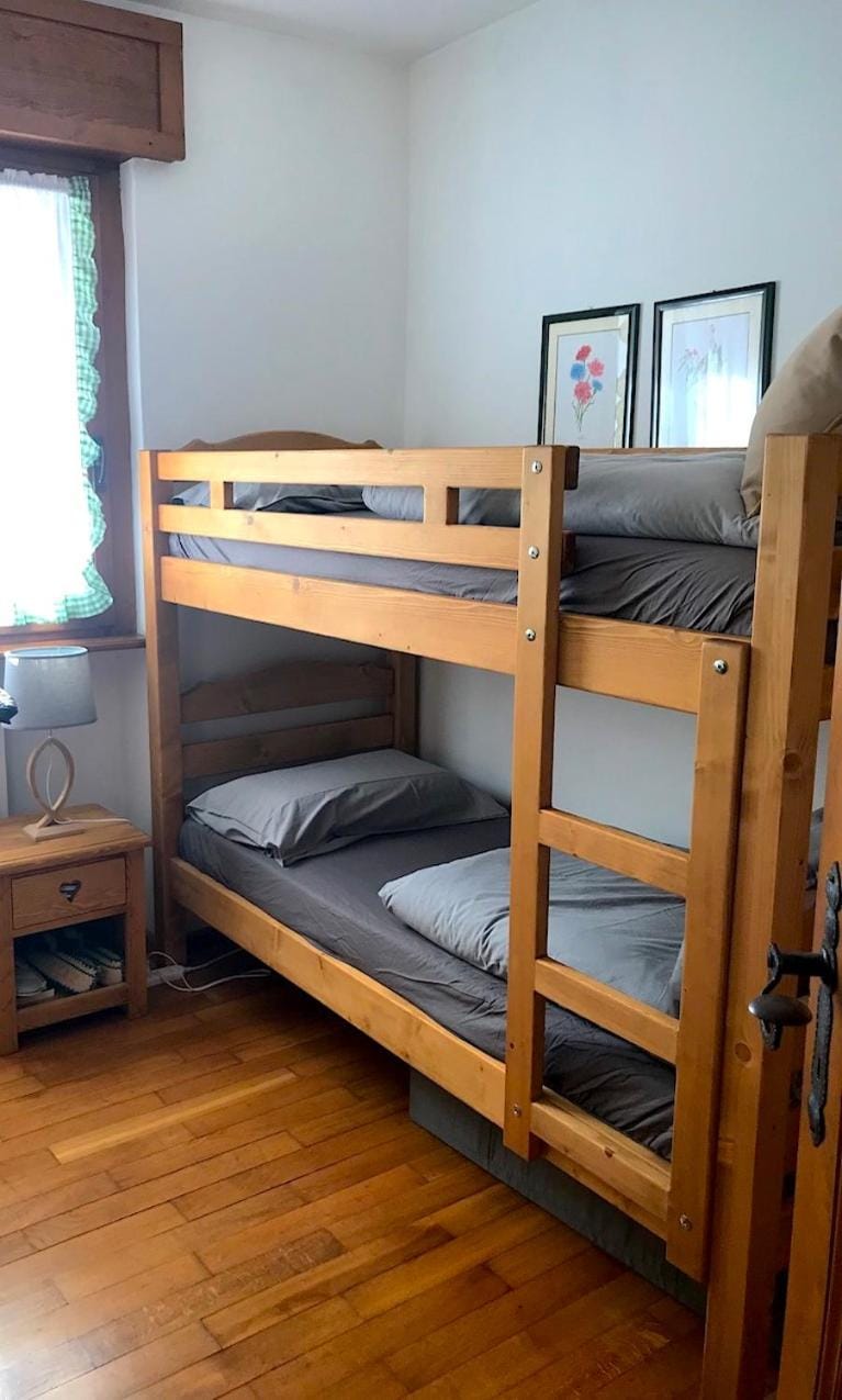 Bedroom, bunk bed