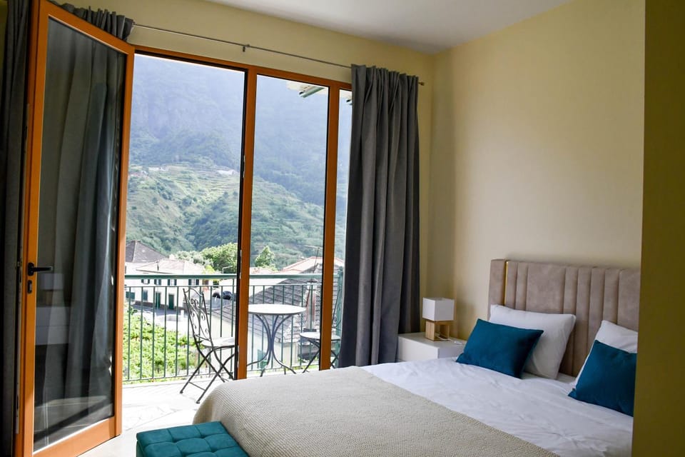 Bed, Natural landscape, View (from property/room), Balcony/Terrace, Bedroom, Mountain view