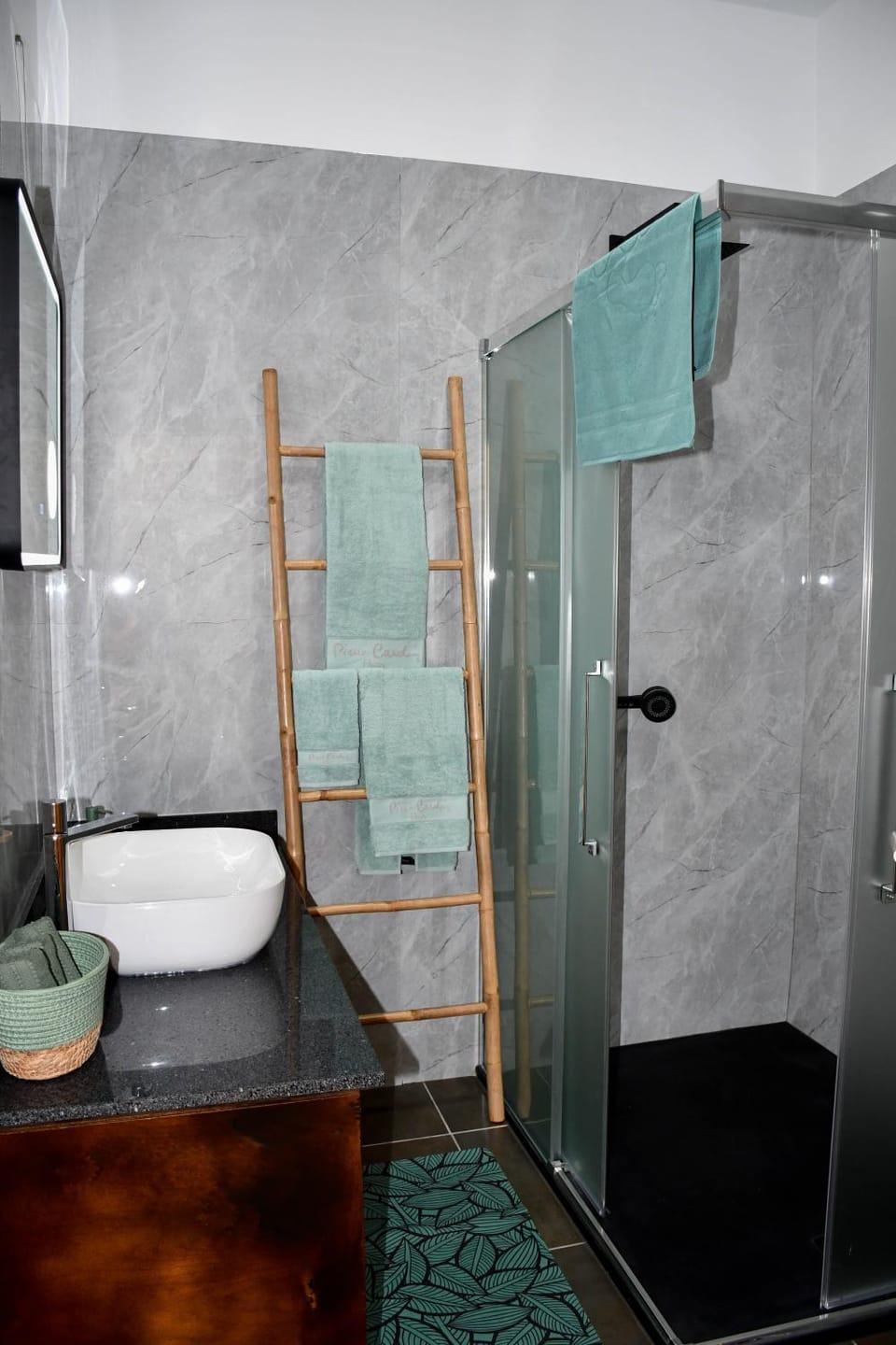 Shower, Bathroom, towels