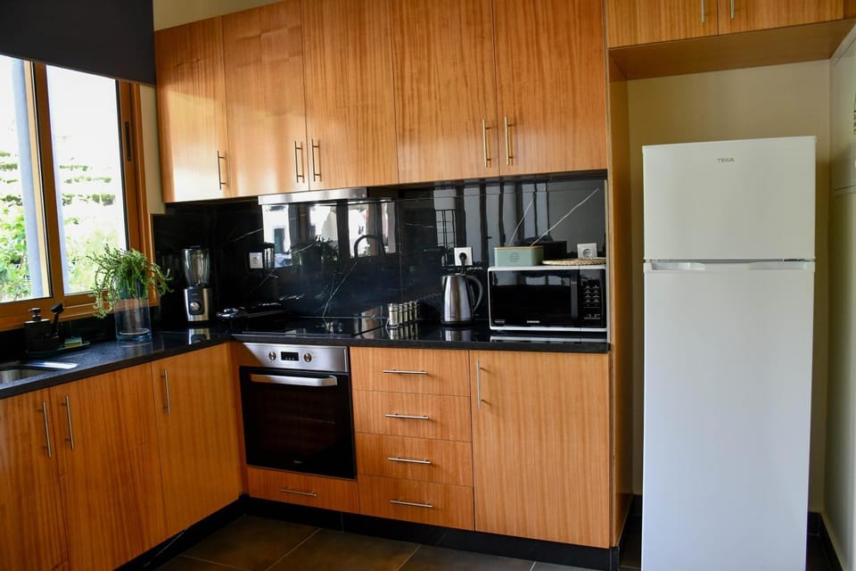 Coffee/tea facilities, Kitchen or kitchenette, oven, stove, toaster