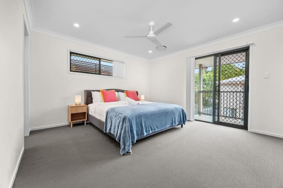 Family Stay Central Air Con Parking Near Shops House in Redbank Plains