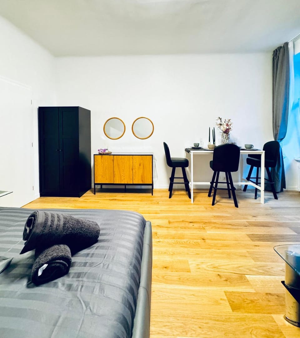 Bed, Photo of the whole room, Seating area, Bedroom