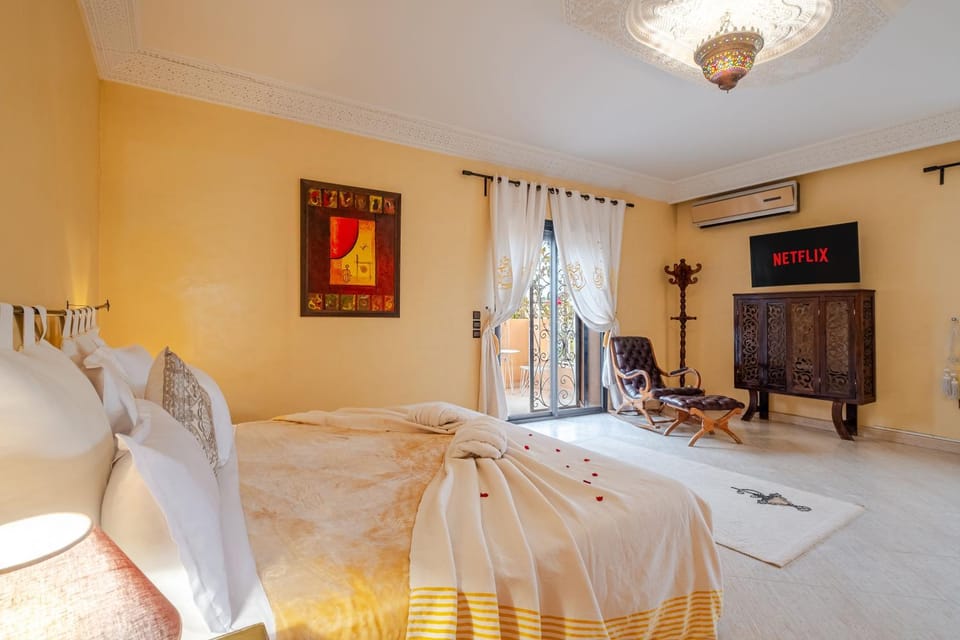 Bed, TV and multimedia, Photo of the whole room, Evening entertainment, Bedroom