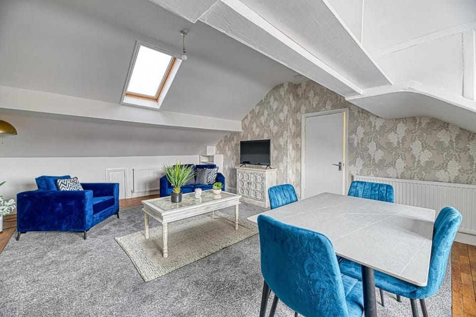 TV and multimedia, Living room, Seating area, Dining area