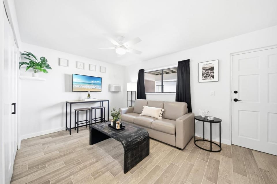 TV and multimedia, Living room, Seating area, Dining area, internet, air conditioner