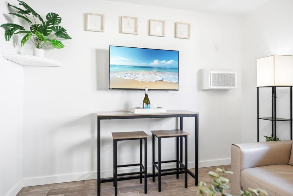 TV and multimedia, Seating area, Dining area, Alcoholic drinks, Non alcoholic drinks, internet, air conditioner