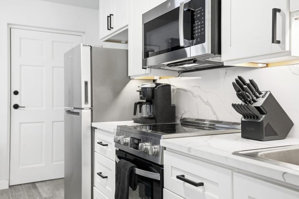 Coffee/tea facilities, internet, microwave, oven, stove, toaster, towels, kitchen, air conditioner