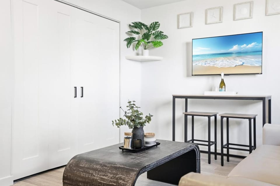 TV and multimedia, Living room, Decorative detail, Seating area, Dining area, Alcoholic drinks, Non alcoholic drinks, internet, air conditioner