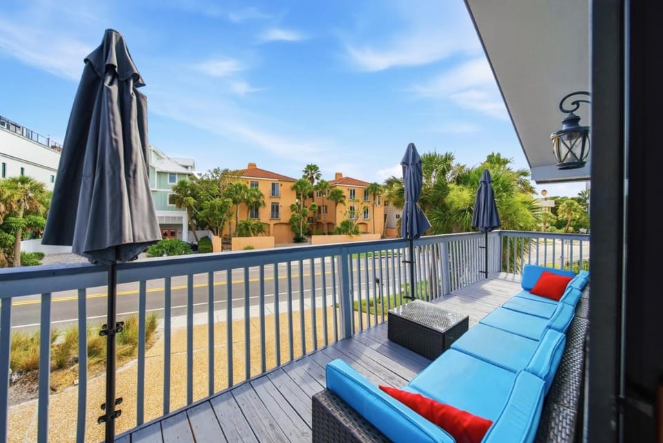 Balcony/Terrace, Seating area, Street view, internet