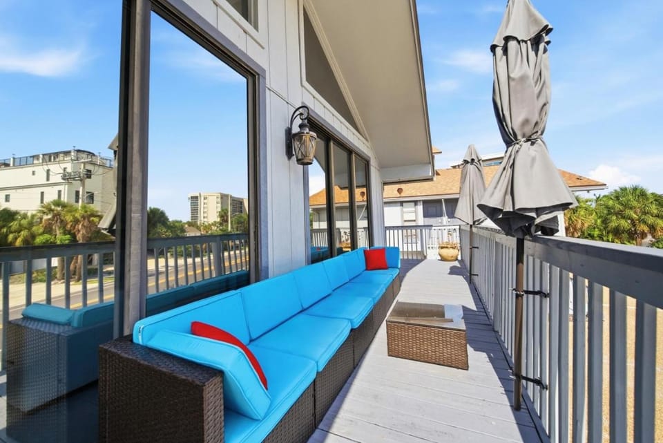 Balcony/Terrace, Seating area, Street view, internet