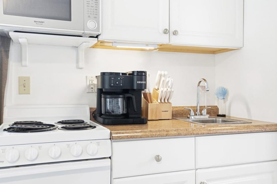 Coffee/tea facilities, Kitchen or kitchenette, microwave, oven, stove, toaster, towels
