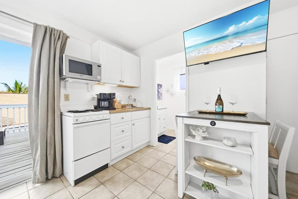 TV and multimedia, Coffee/tea facilities, Balcony/Terrace, Kitchen or kitchenette, Dining area, microwave, oven, stove, toaster