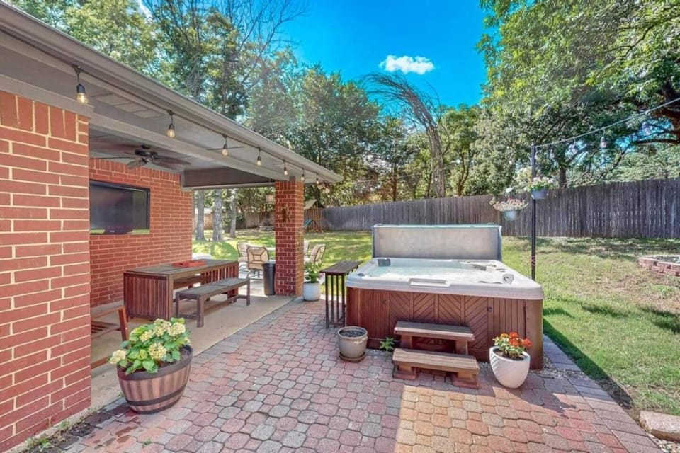 Kennedale Home with Private Year Round Hot Tub Game Room Sleeps 10 House in Arlington