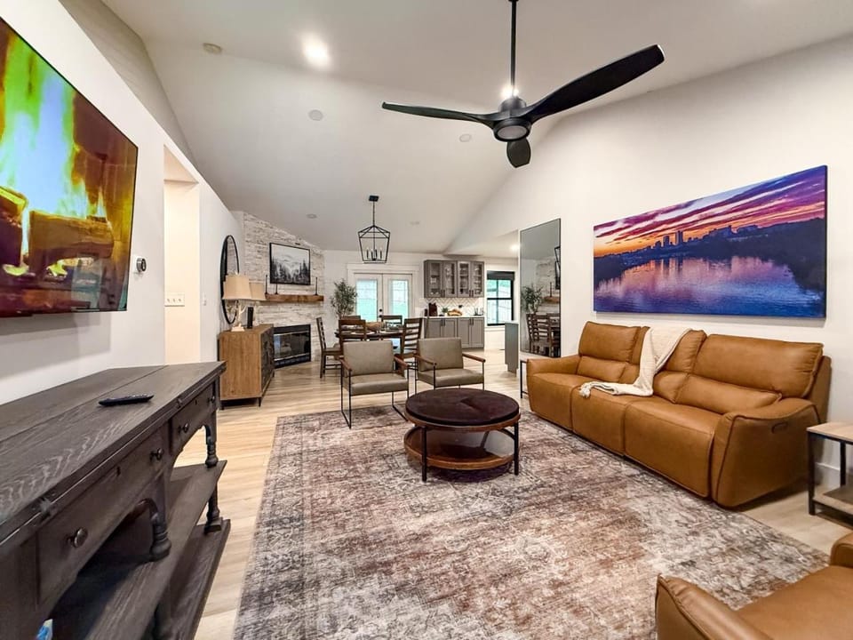 Kitchen or kitchenette, Living room, Dining area